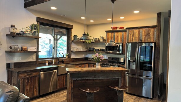 Coffee/tea maker, fridge, microwave, oven