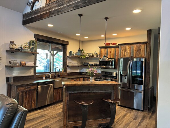 Réfrigérateur, micro-ondes, four, plaque de cuisson