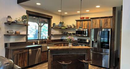 33 miles from Glacier! A place to pause and reconnect minutes from Whitefish.