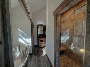 Douche, séchoir à cheveux, serviettes fournies, savon