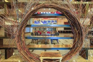 Una estructura circular de vidrio con un área de comedor al fondo.