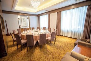 A conference room with a round table, chairs, and a carpeted floor. - Mohe Peak Yuezhiyue Hotel (Mohe)