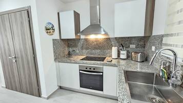 Kühlschrank, Mikrowelle, Ofen, Wasserkocher mit Kaffee-/Teezubehör