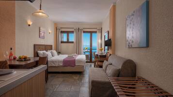 Habitación doble, vista al mar | Caja de seguridad en la habitación y tabla de planchar con plancha