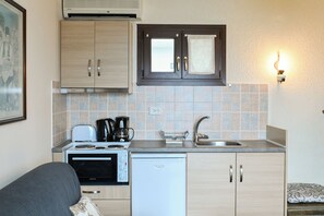 Suite Junior, vue sur la mer | Cuisine privée | Mini-réfrigérateur, un four, surface de cuisson