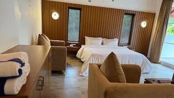 Premium bedding, in-room safe, blackout drapes, soundproofing
