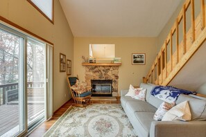 TV connectée, table de tennis de table, livres, espaces bureaux