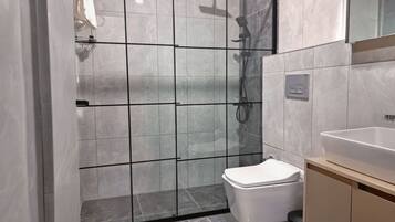 Hårtørrer, badekåber, hjemmesko, håndklæder