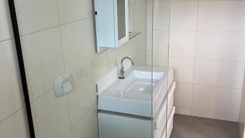 Doppia Deluxe | Bagno | Doccia, set di cortesia gratuito, asciugamani, sapone