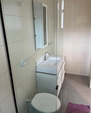 豪華雙人房 | 浴室 | 淋浴設備、免費盥洗用品、毛巾、肥皂