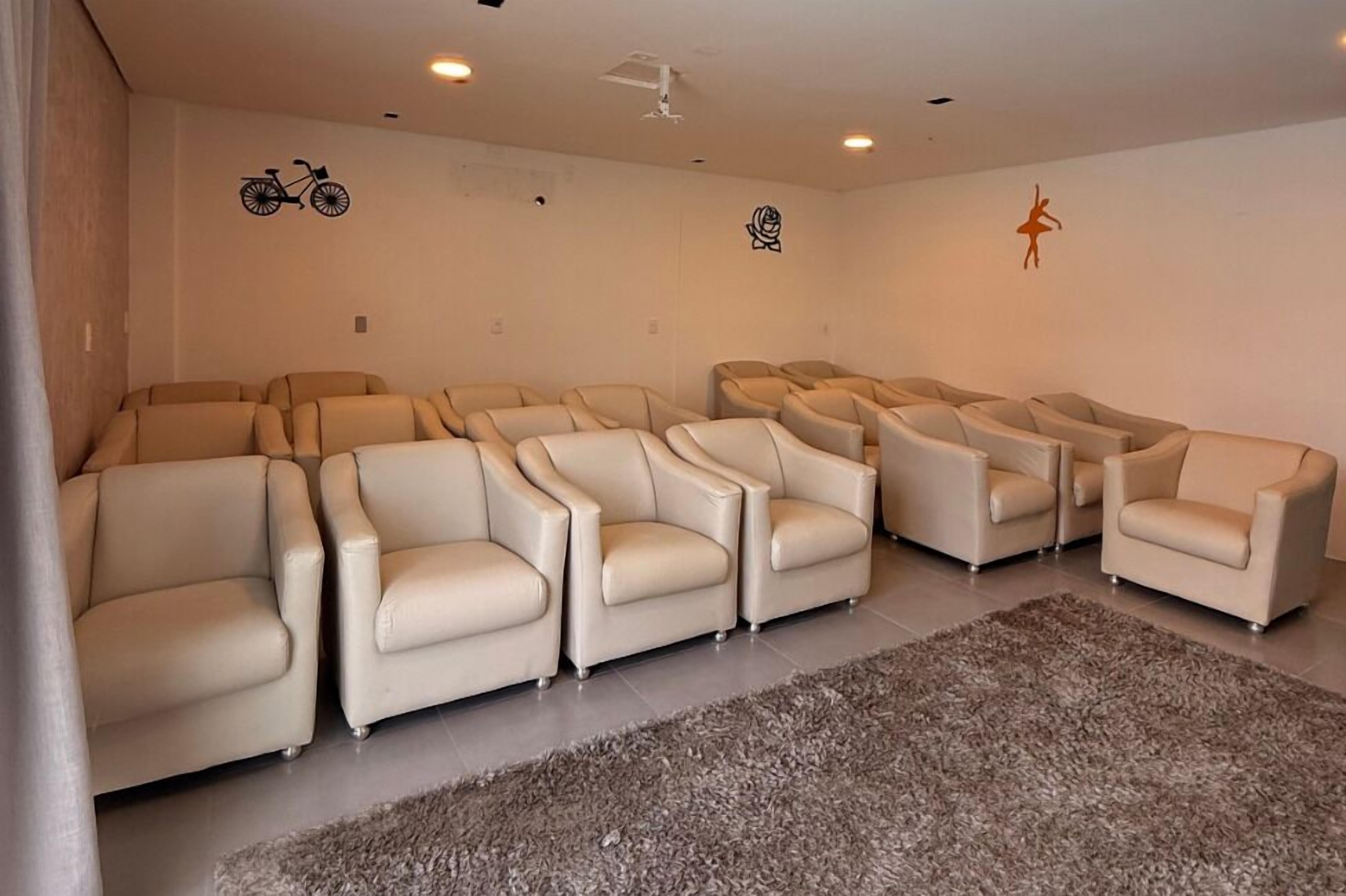 Una televisión, libros