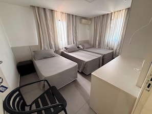 Kamar Triple Premium | Ruang kerja ramah laptop dan Wi-Fi gratis