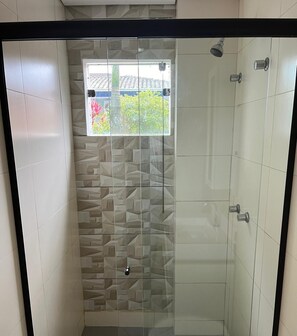 Chambre Double Deluxe | Salle de bain | Douche, articles de toilette gratuits, serviettes fournies, savon