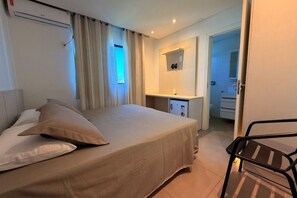 TV, books - Hotel Mais Lazer (Joinville)