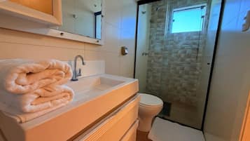 Ducha, artículos de higiene personal gratuitos, toallas y jabón