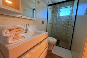 Pancuran mandi, kelengkapan dandanan diri percuma, tuala disediakan 