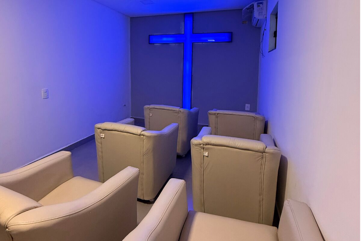 Una televisión, libros