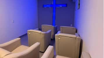 Una televisión, libros