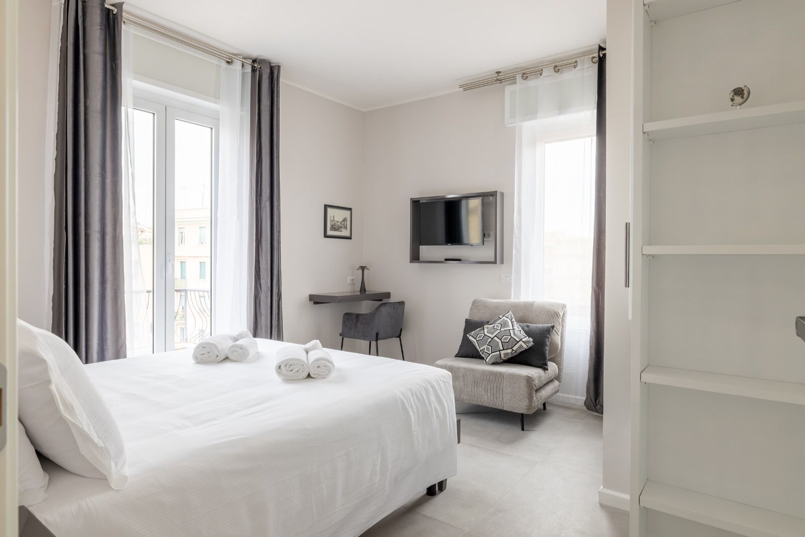 Desk, laptop workspace, free WiFi