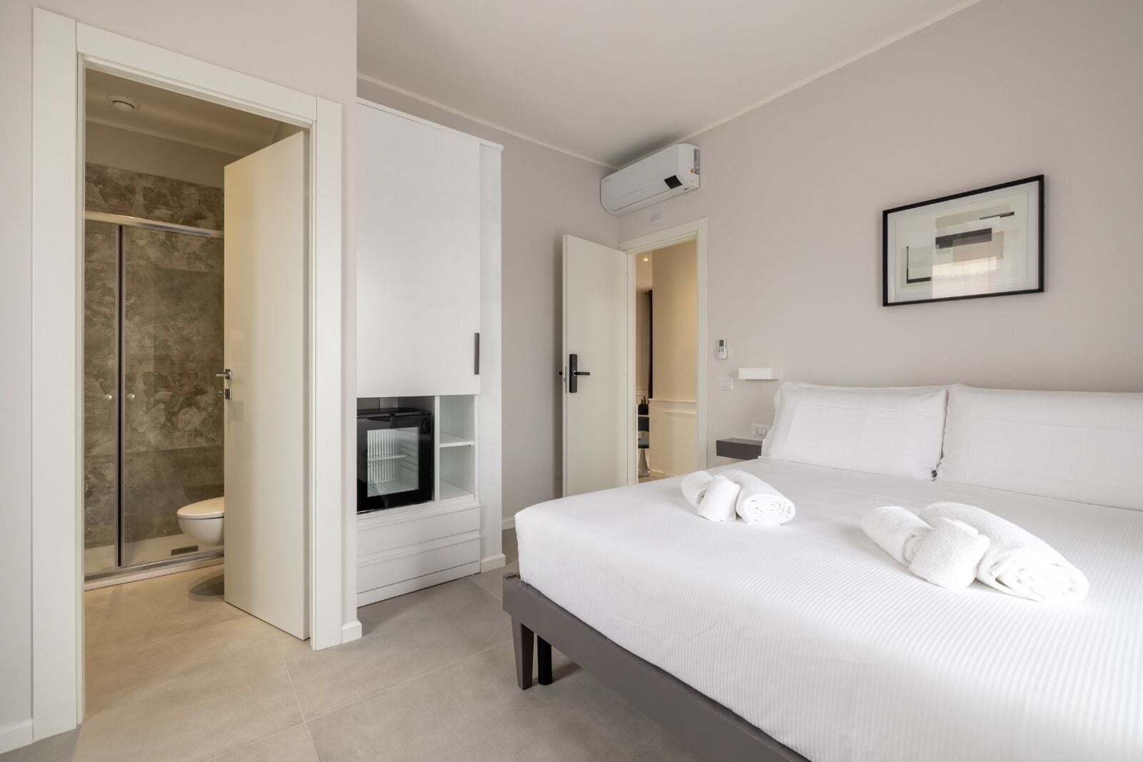 Escrivaninha, espaço de trabalho para notebook, Wi-Fi de cortesia