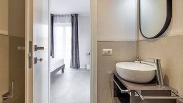 Chuveiro, secador de cabelo, toalhas de banho, sabonete