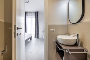 淋浴設備、吹風機、毛巾、肥皂