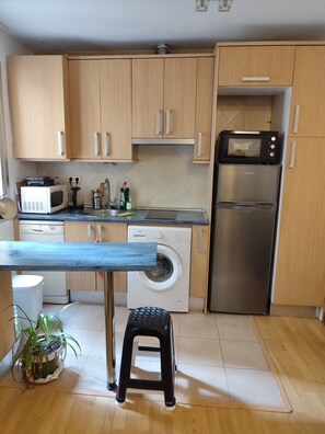 Frigorifero, microonde, forno, frullatore