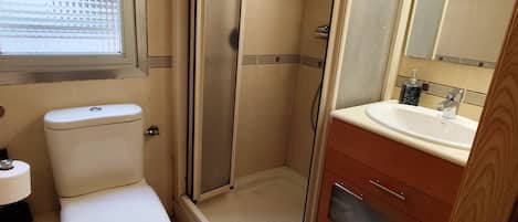 Douche, serviettes fournies, savon, papier de toilette