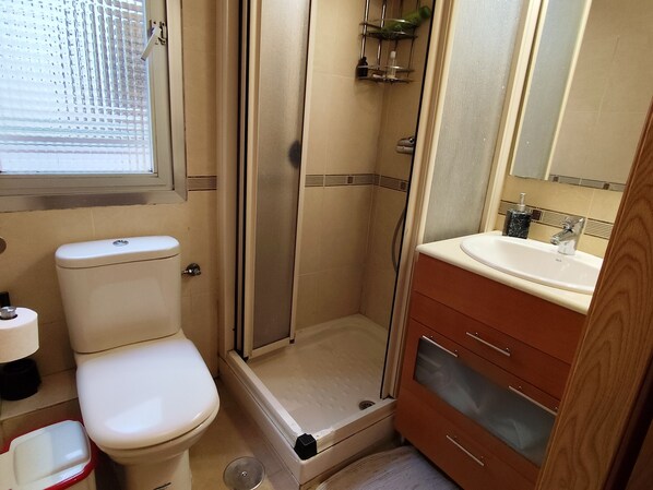 Dusche, Handtücher, Seife, Toilettenpapier