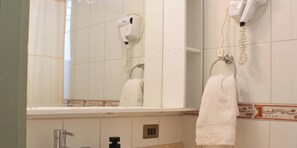 Hiustenkuivaaja, pyyhkeet, saippua, vessapaperi