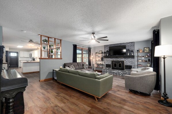 Smart TV, fireplace, ping pong, books