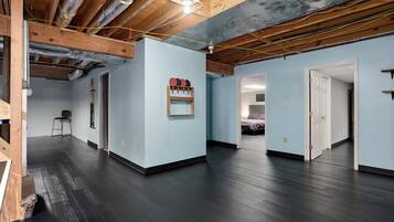 5 bedrooms, travel crib, WiFi, bed sheets