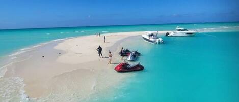 Plage à proximité, chaise longue, serviettes de plage