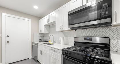 Cozy 2-Bedroom Retreat in Atlanta with Free Parking, AC, and Wi-Fi- 307