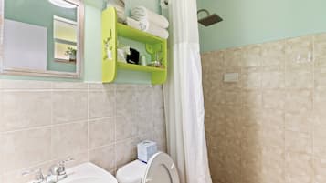 Chambre Classique, patio, vue jardin | Salle de bain | Douche, articles de toilette gratuits, sĂšche-cheveux