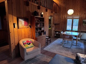 Téléviseur, lecteur de DVD, livres, chaîne audio
