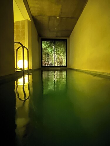 VILLA CENTRE VILLE PISCINE INTÉRIEURE CHAUFFÉE 