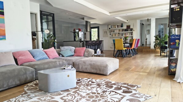 Smart TV, books, music library, stereo