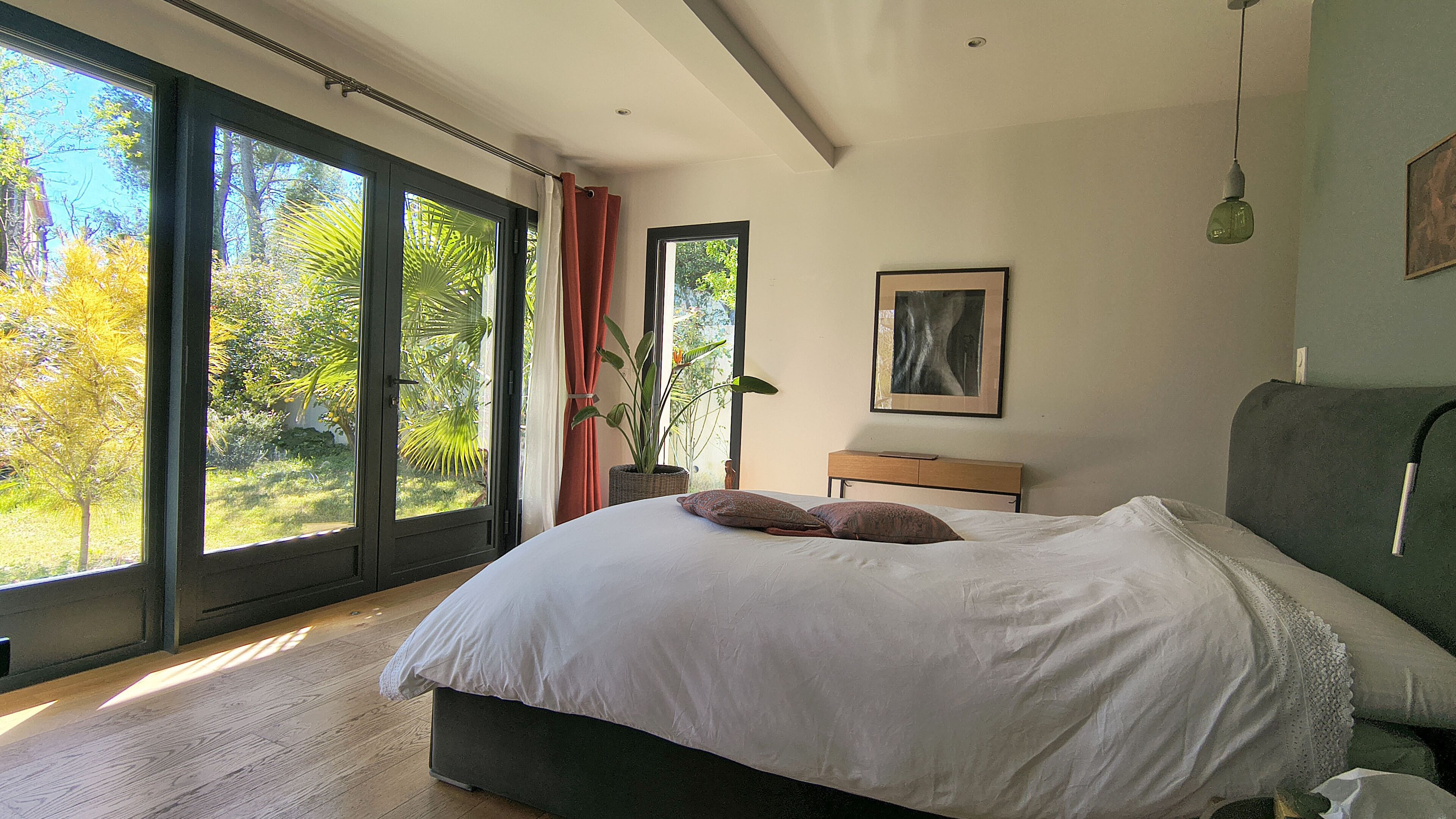 5 bedrooms, desk, iron/ironing board, free WiFi