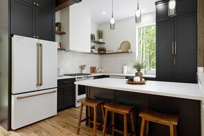 Kühlschrank, Mikrowelle, Ofen, Herdplatte