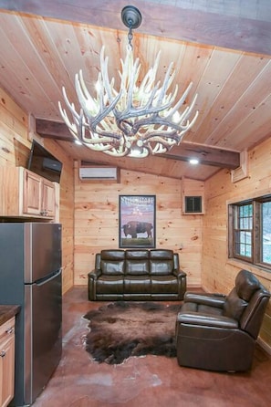 Smart TV, books - Turkey Ridge | unique & peaceful (Fayetteville)