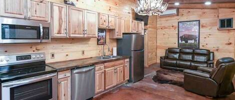 Een koelkast, een microgolfoven, een oven, een kookplaat