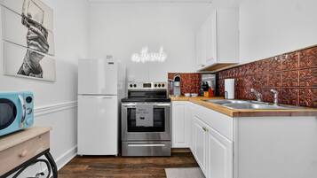 雪櫃、微波爐、焗爐、爐具