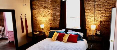 2 habitaciones, escritorio y tabla de planchar con plancha