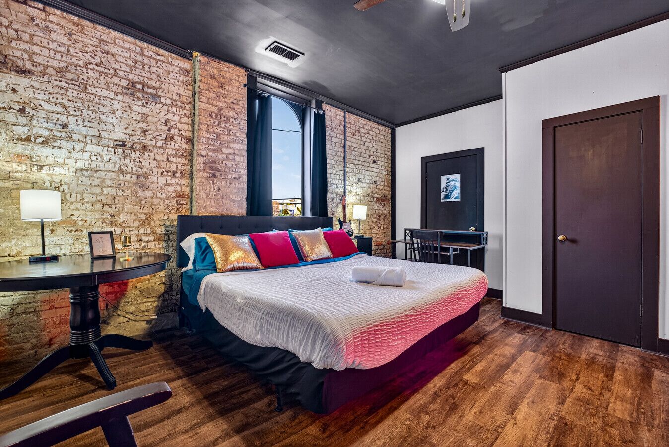 2 quartos, escrivaninha, ferros/tábuas de passar roupa, berço de viagem