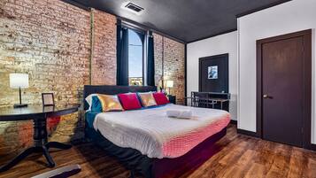 2 quartos, escrivaninha, ferros/tábuas de passar roupa, berço de viagem