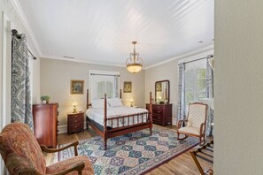 4 bedrooms, desk, iron/ironing board, travel cot