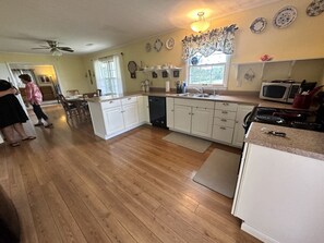 Fridge, microwave, oven, stovetop - Near Jack Daniels, Tims Ford, & MORE! (Fayetteville)