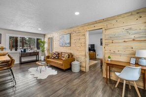 TV connectée, lecteur de DVD, livres