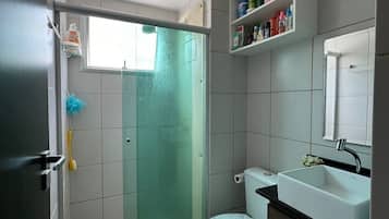 Chuveiro, secador de cabelo, bidê, toalhas de banho
